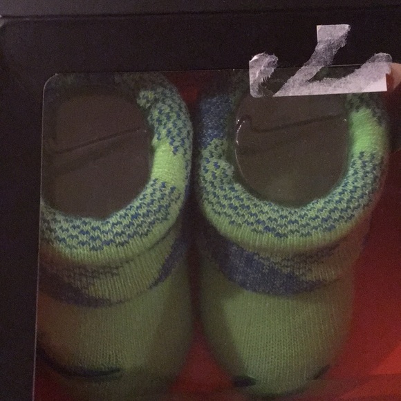 Nike newborn infant booties 0-6 months - Picture 5 of 7